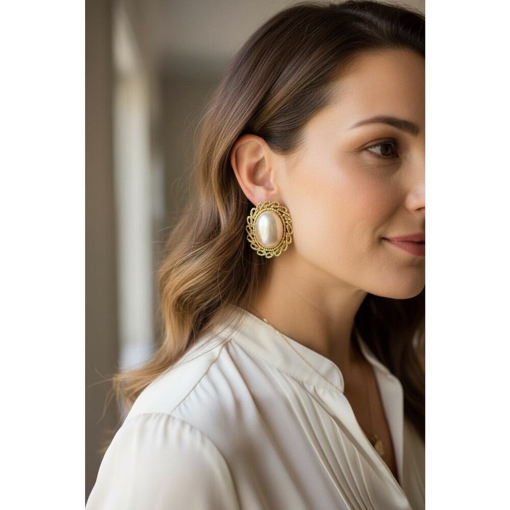 Signed Paolo Gucci Vintage Clip Earrings Faux Pearl Oval Gold Tone 6536